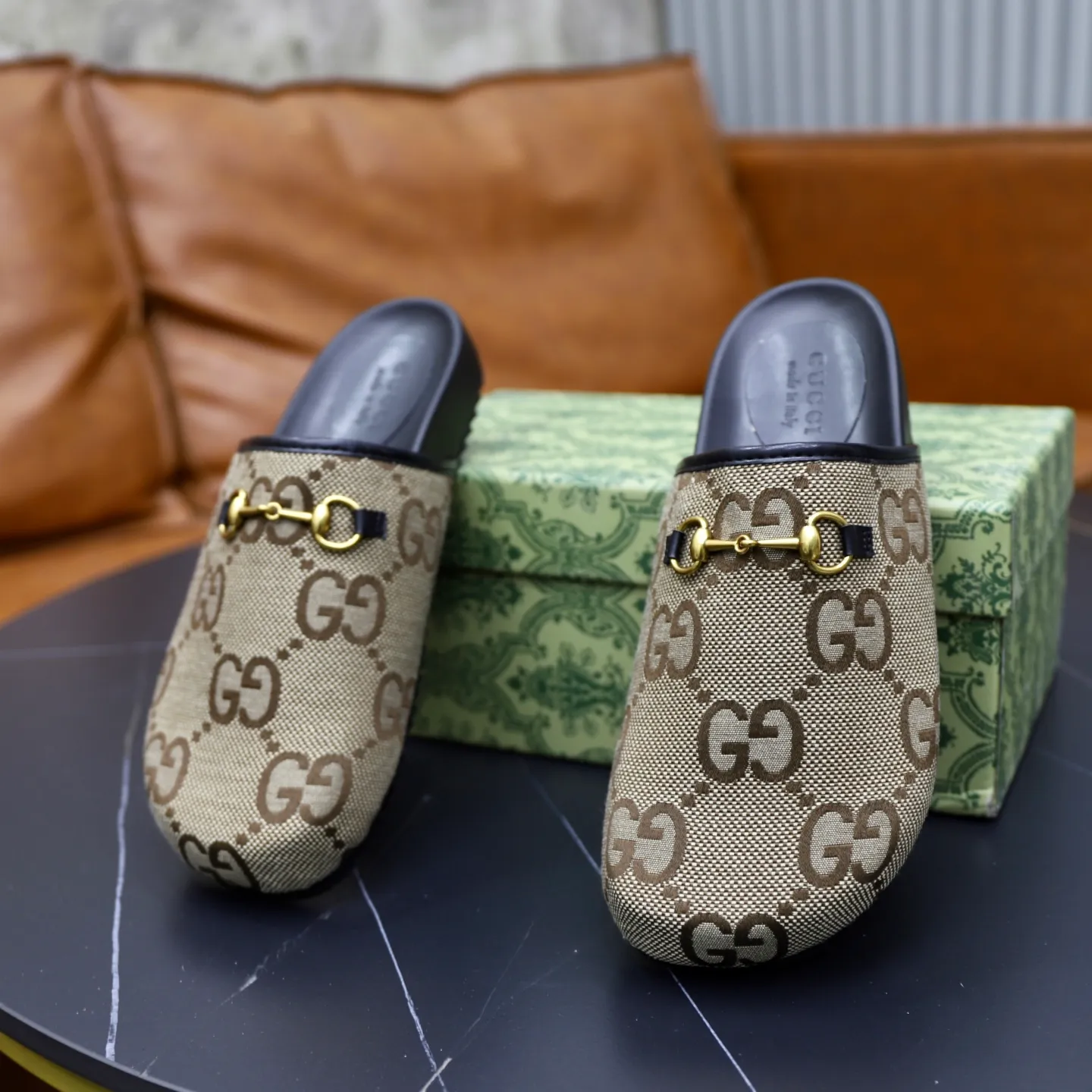 Ex-factory price: 340💰🙅‍♂️🙅‍♂️🙅‍♂️Couple model Brand: GUCCI Standard code: 35-44 (45 customized) Grade: Same as the official website Material: Original leather design Original lightweight wear-resistant molded outsole Style category: Men's fashion sandals Distinguished luxury brand elements Top luxury Color: Actual picture color